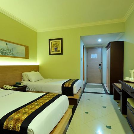 Hotel Grasia Semarang Exterior photo