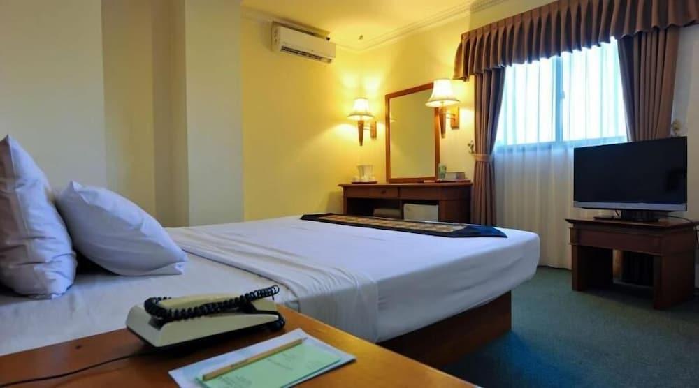 Hotel Grasia Semarang Exterior photo