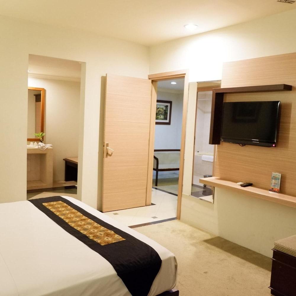 Hotel Grasia Semarang Exterior photo