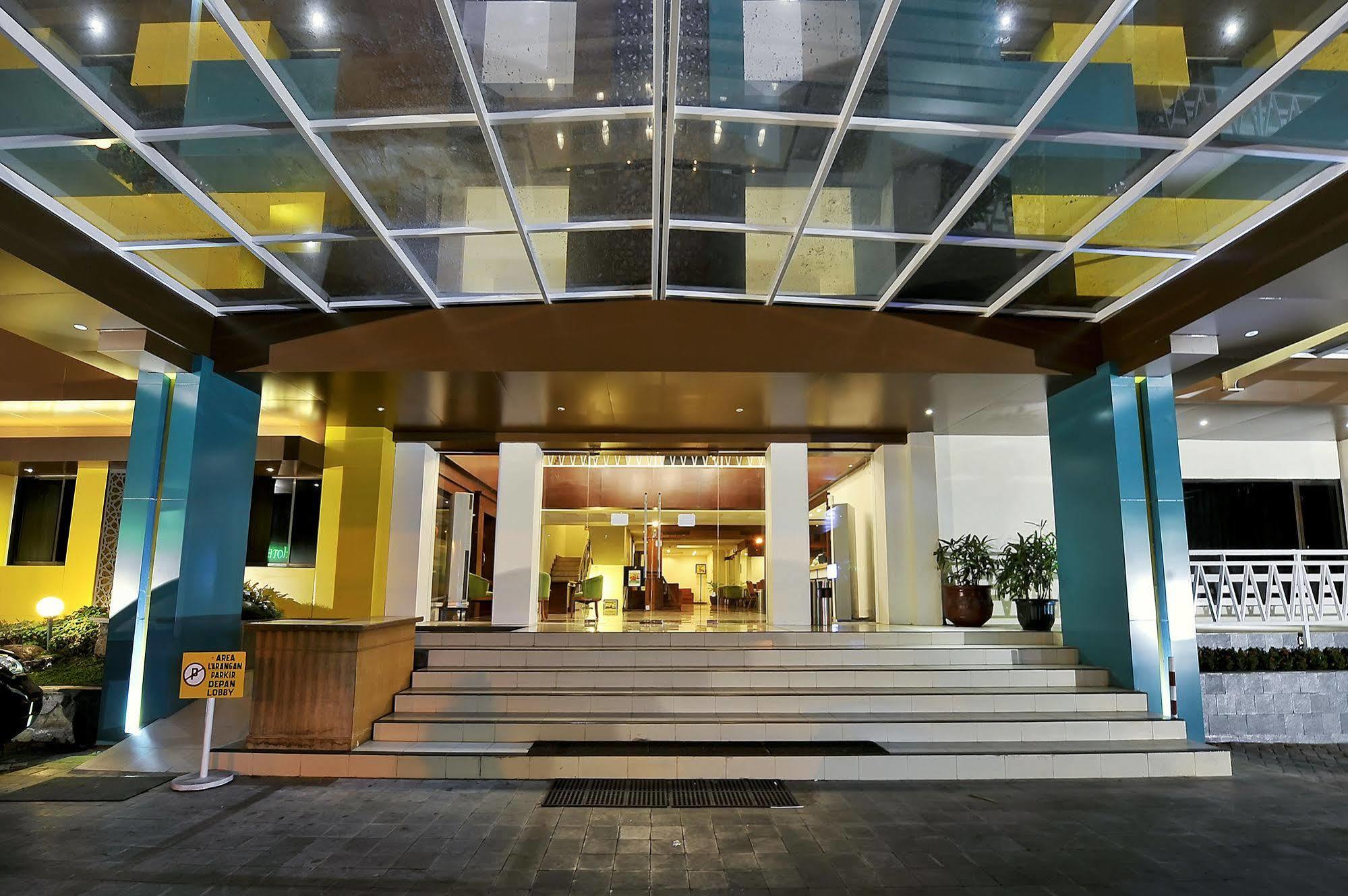 Hotel Grasia Semarang Exterior photo